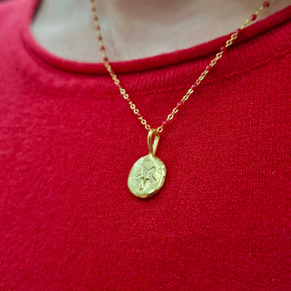 Collar Amuleto de plata chapada en oro