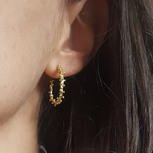 Aros Burbujas desordenadas de plata chapada en oro de 18k