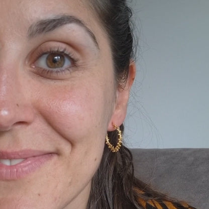 Aros Burbujas desordenadas de plata chapada en oro de 18k