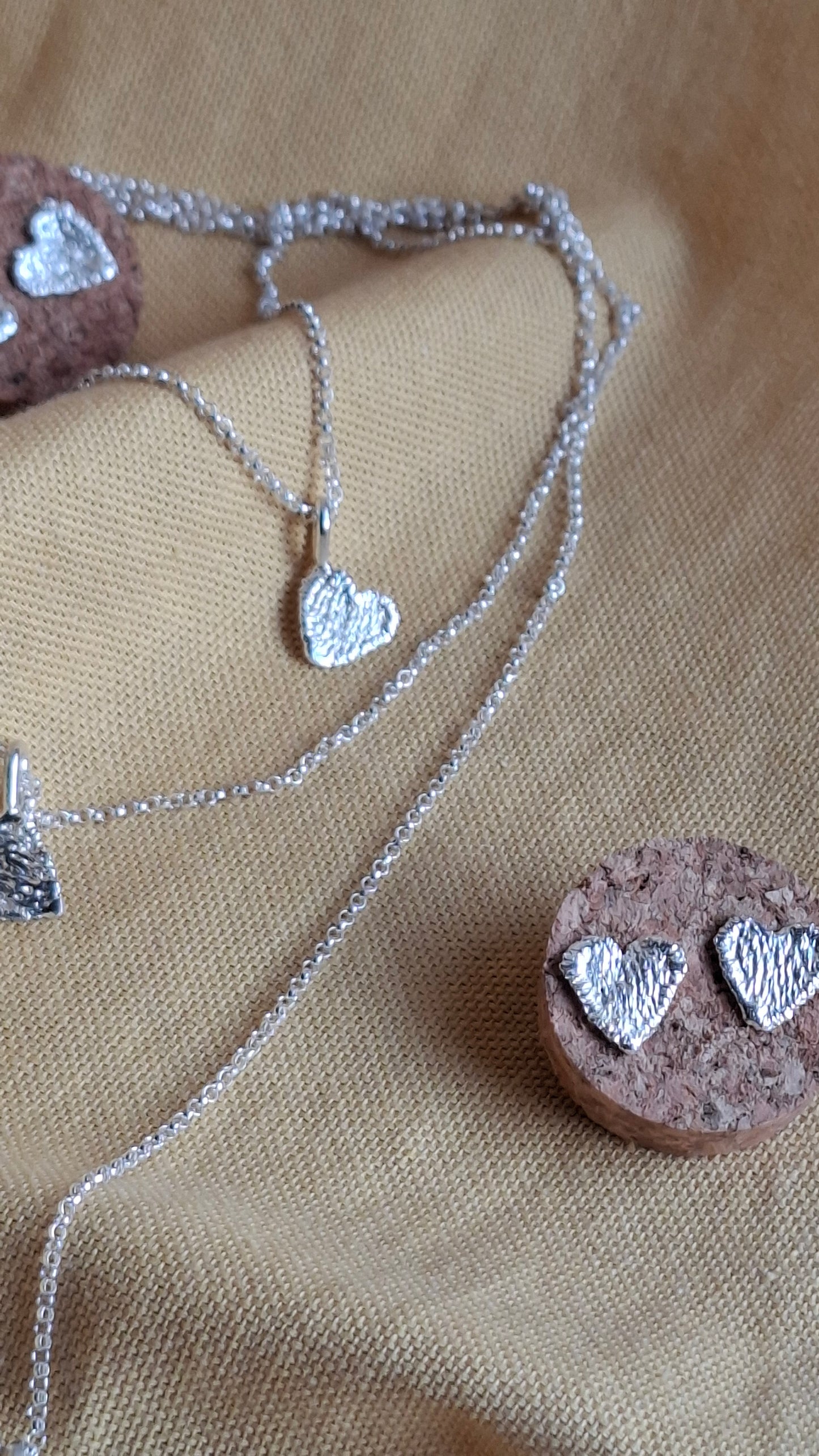 Collar Corazones bordados